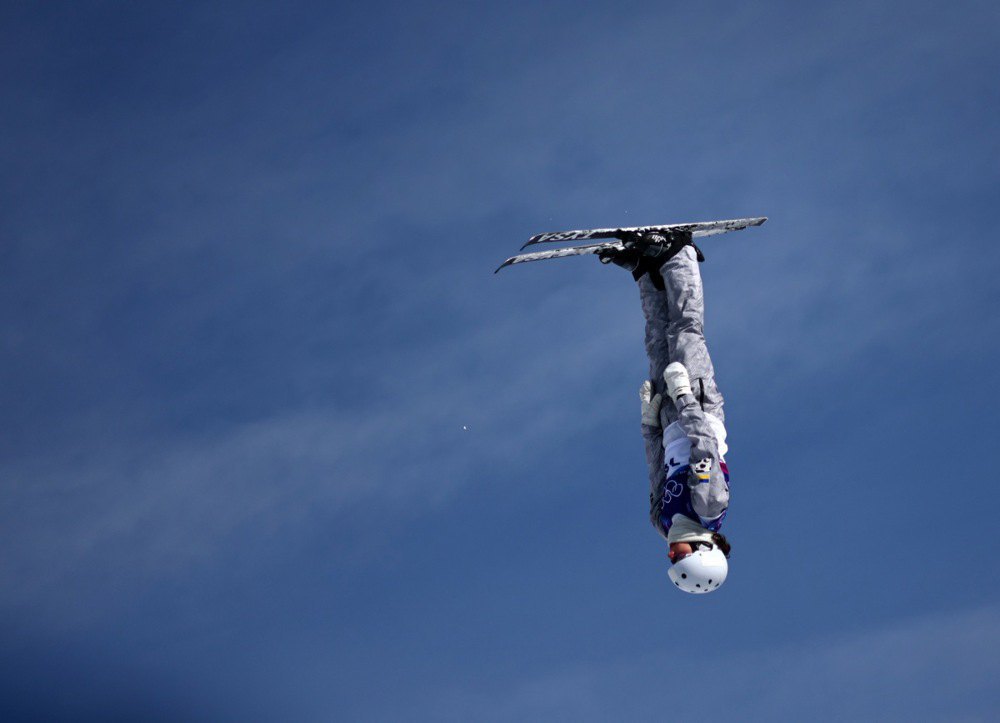 Фристайлістка Неллі Попович виконує стрибок