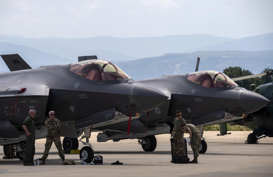  Американські винищувачі та їх екіпажі F-35 в аеропорту Скоп’є, Республіка Північна Македонія, 17 червня 2022 року.