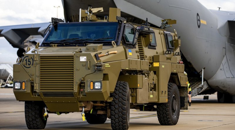 Бронеавтомобіль Bushmaster під час транспортування до України. Австралія, 7 квітня 2022 року