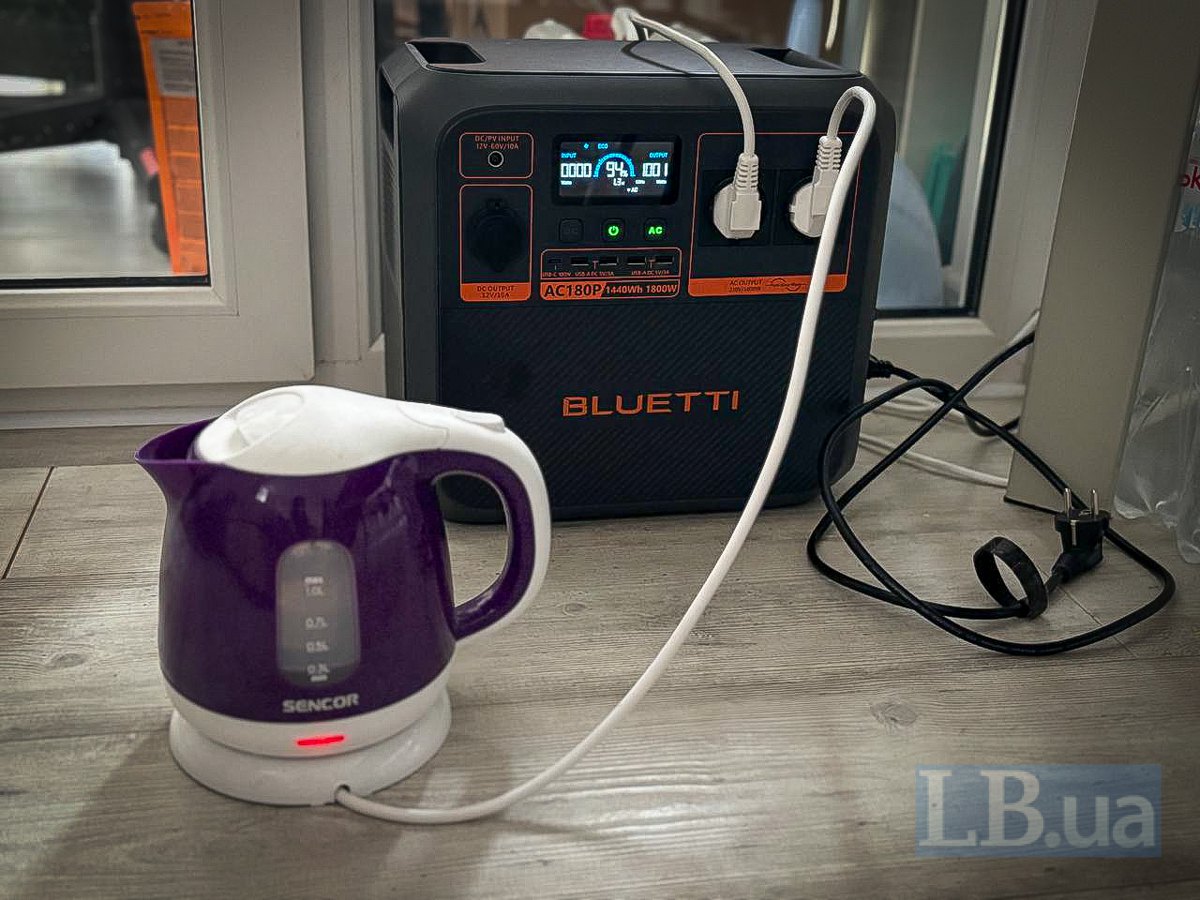 Чайник працює від зарядної станції bluetti під час вимкнення електроенергії в Києві 29 січня 2026 року