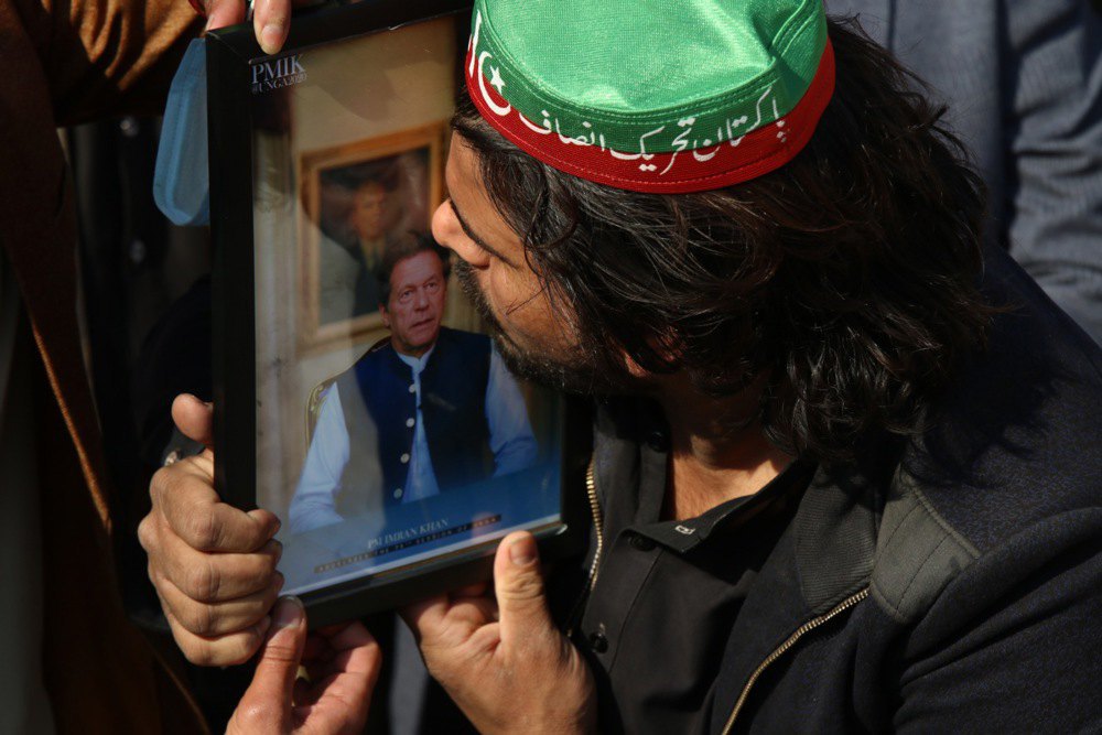 Прихильник партії “Рух за справедливість” (Pakistan Tehreek-e-Insaf − PTI) вимагає звільнити з в'яниці експрем'єра Імрана Хана