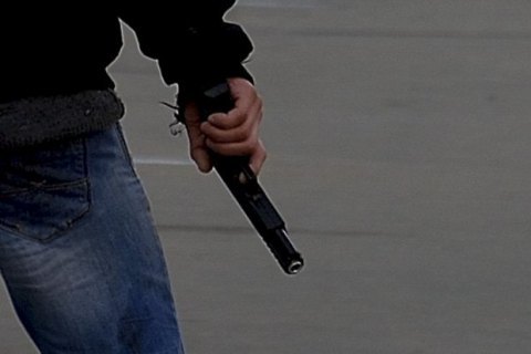 В центре Киева нетрезвый мужчина начал стрелять из-за просьбы надеть маску
