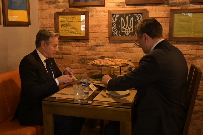 Дмитро Кулеба відвідав з держсекретарем США Ентоні Блінкеном піцерію Veterano Pizza у Києві