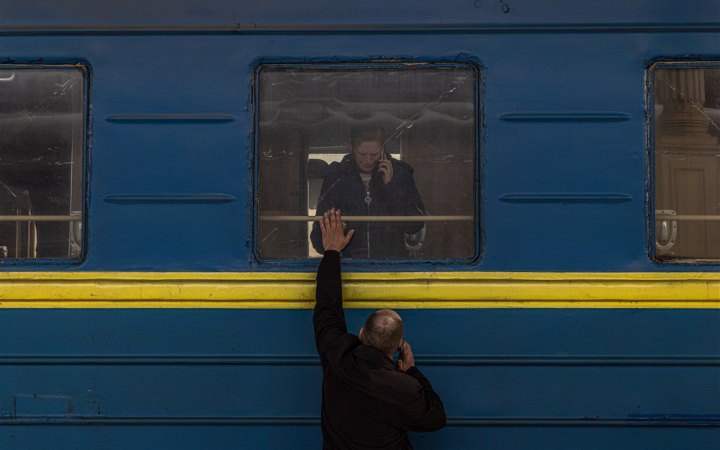 КМІС дослідив ставлення українців до переселенців, жителів ТОТ і біженців у Європі 