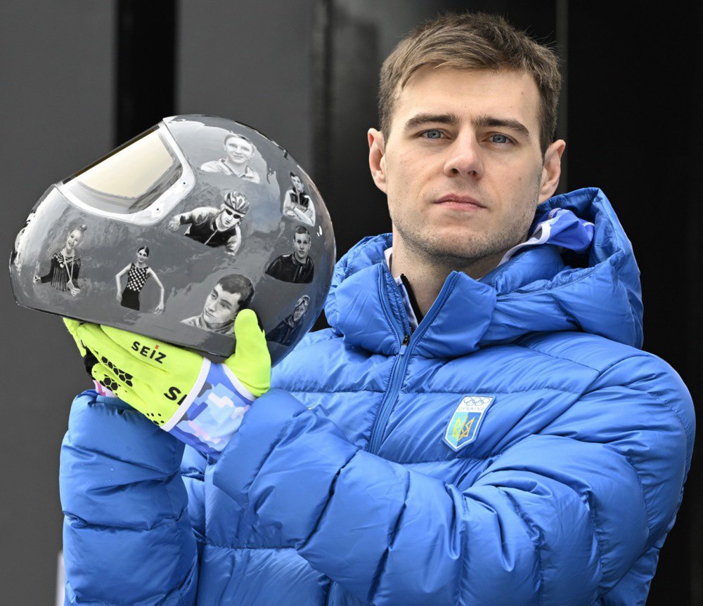 Владислав Гераскевич демонструє «шолом пам’яті» на Олімпійських іграх-2026 в Італії