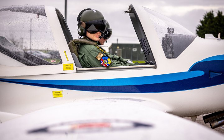 10 українських пілотів завершили базову підготовку у Великій Британії