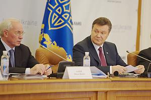 Янукович сделал Азарову выговор за привлекательность