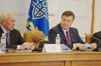 Янукович сделал Азарову выговор за привлекательность
