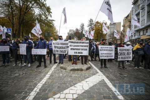 В Киеве ФЛПы перекрыли Грушевского и Петровскую аллею