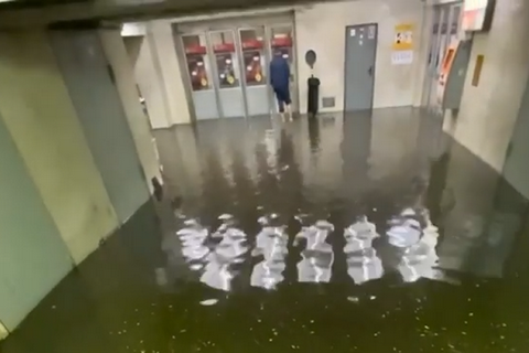 Київ після тривалої спеки накрила сильна злива, затопило дві станції метро