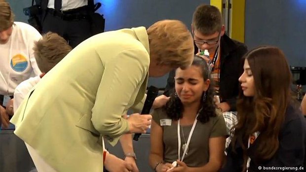 Во время встречи со школьниками города Росток Ангела Меркель пытается объяснить плачущей 14-летней беженке из Палестины, что
Германия не может принять всех желающих. 