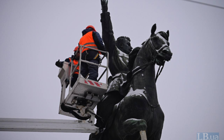 У Києві розпочали демонтаж пам'ятника Щорсу (оновлено)