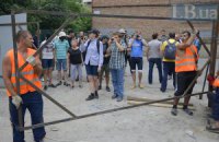В Киеве застройщики захватили сквер и снесли детскую площадку - местные жители протестуют