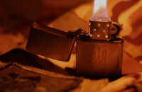У Британії створили запальнички з тризубом як подарунок для українських військових