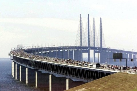 На мосту между Швецией и Данией столкнулись 10 авто, 14 пострадавших