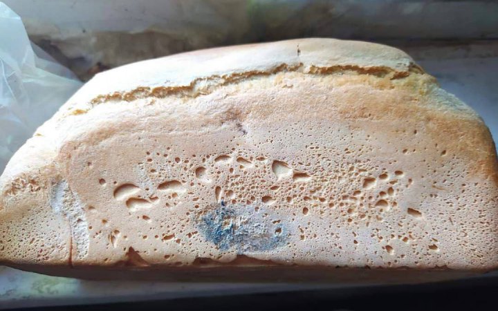 Росіяни передали в Маріуполь пліснявий хліб як гуманітарну допомогу