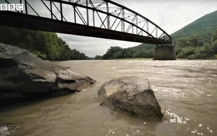 Румунія продовжила обмеження руху на кордоні з Україною у звʼязку з ремонтом мосту через Тису