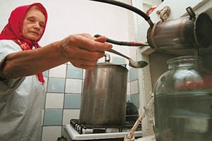 Рада не захотіла карати за самогоноваріння