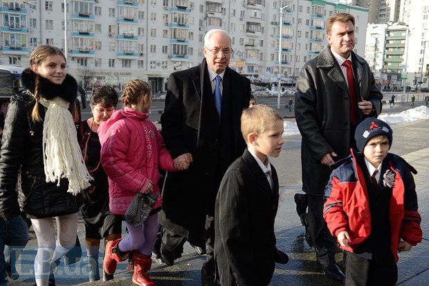 Николай Азаров приехал на одном автобусе с детьми