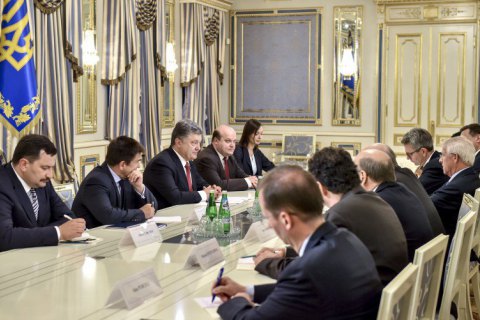Порошенко призвал мир к новым санкциям в случае срыва Минских договоренностей