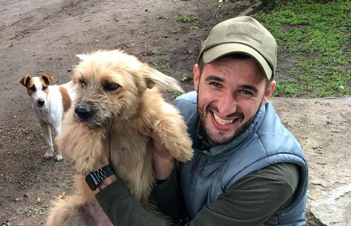 Сергій Луденський з врятованим собакою