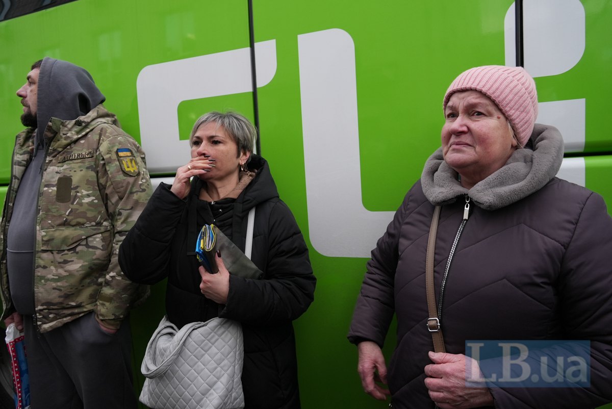 Олеся (у центрі) 