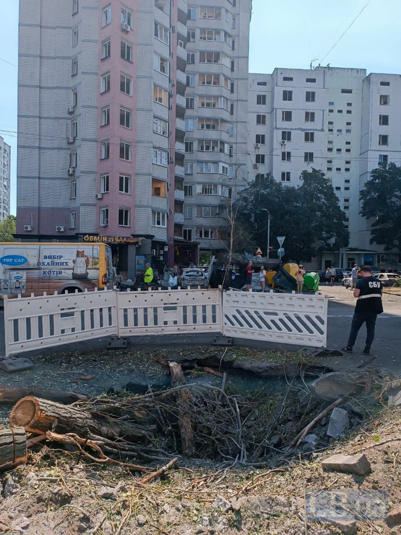 Вирва від ракети на вулиці, де загинули люди