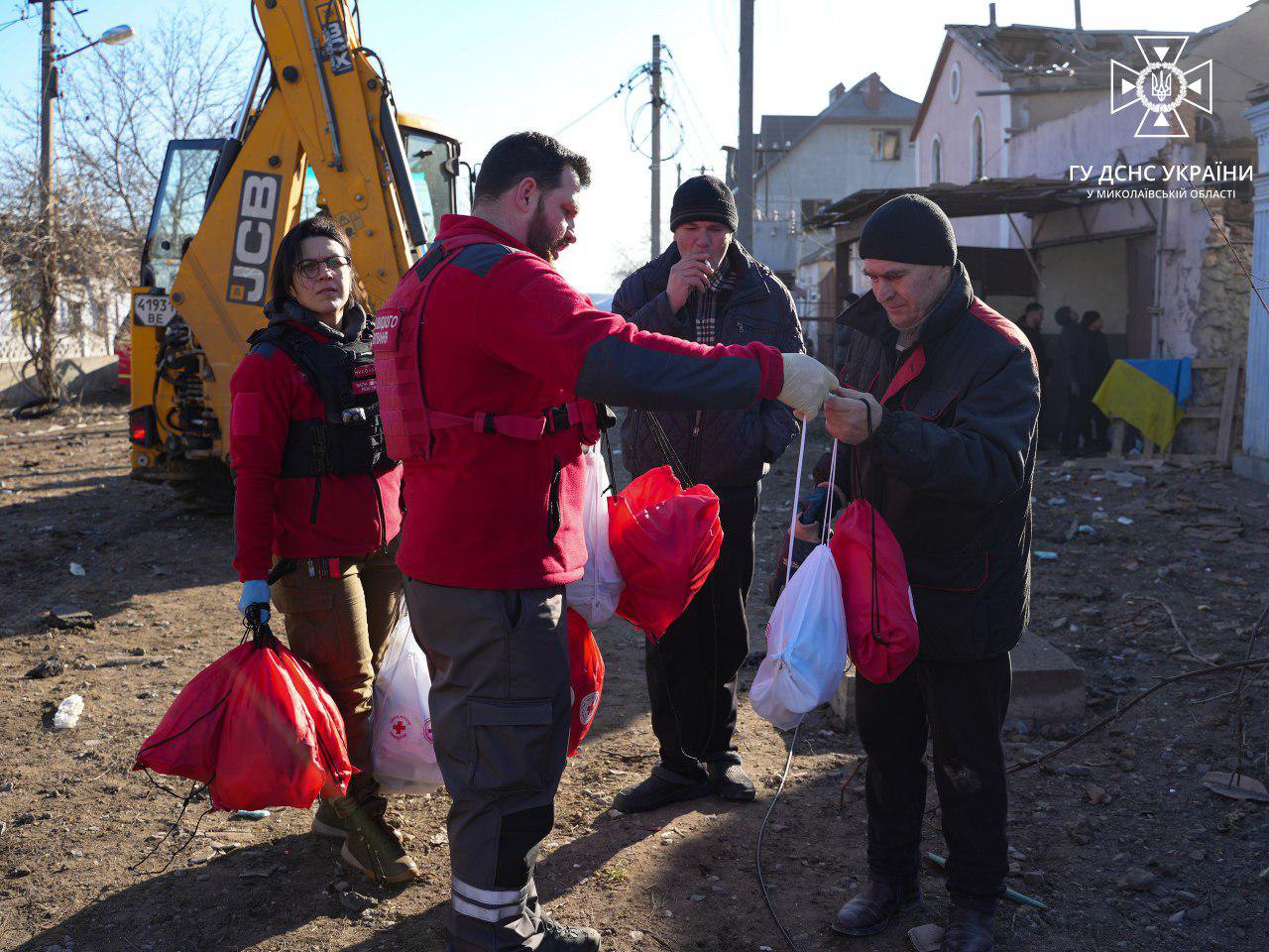 Рятувальники, спільно з волонтерами та екстреними службами надають допомогу постраждалим внаслідок ворожого ранкового удару по Миколаєву