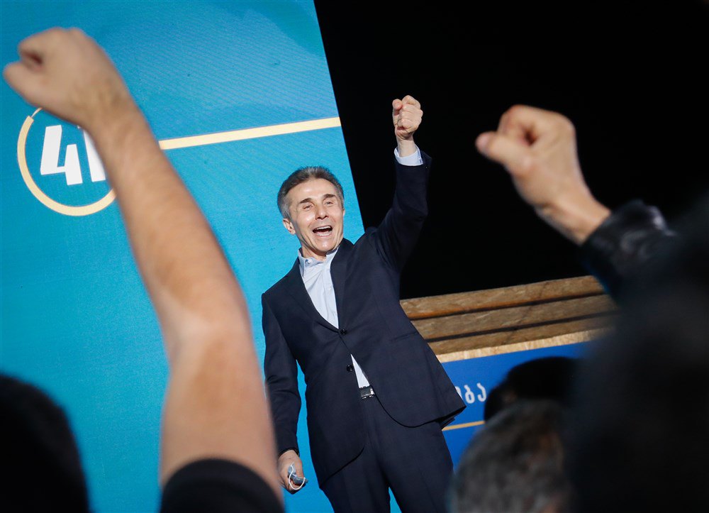 Лідер партії «Грузинська мрія» Бідзіна Іванішвілі радіє результатам екзитполу після закінчення парламентських виборів у Тбілісі, 31 жовтня 2020 року
