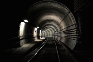 Киевское метро приостанавливало движение поездов на синей линии из-за попытки самоубийства