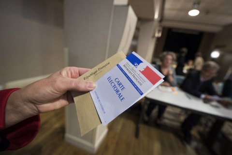 На заморських територіях Франції почався другий тур президентських виборів
