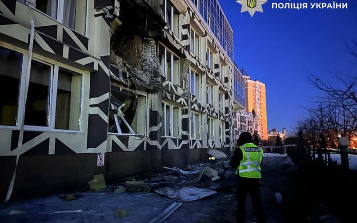 Головне за ніч та ранок понеділка, 5 січня: майже 230 боєзіткнень, удар по медзакладу в Києві, знеструмлення Славутича