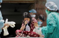 350 тысяч заражений коронавирусом в сутки, кислородный кризис и нехватка крематориев. Что происходит в Индии