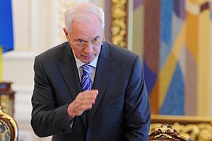 Азаров обіцяє дати грошей українцям у Росії