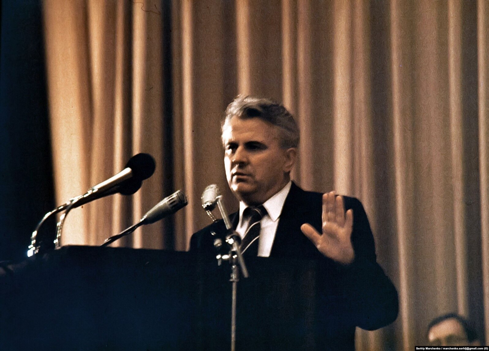 На Установчому з’їзду НРУ виступає запрошений як гість Леонід Кравчук, тодішній завідувач ідеологічного
відділу ЦК КПУ 