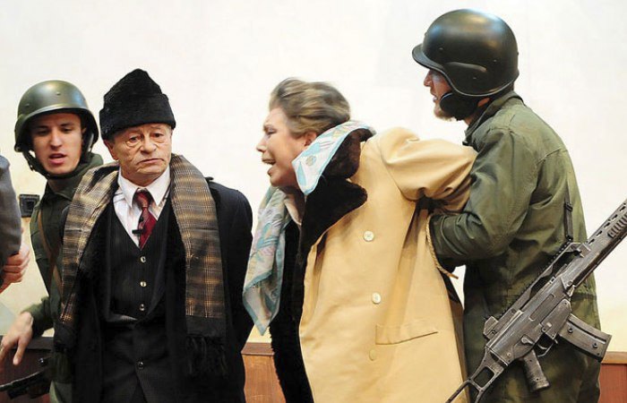Чета Чаушеску перед расстрелом
