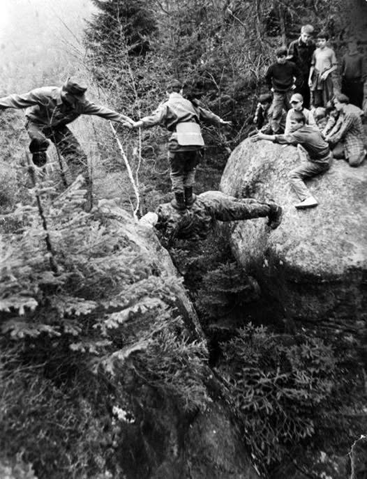 Це фото опублікував на Facebook Данило Лубківський, написавши: Ось єдине фото, яке може пояснити, хто такий
Андрій Парубій. Він стоїть у «мостику» в Тустані на вишколі «Спадщини». Ти став для України опорою міцнішою, ніж ці камені.