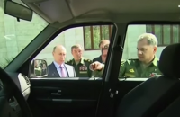 Російський генерал відірвав ручку дверей, показуючи УАЗ "Патріот" Путіну