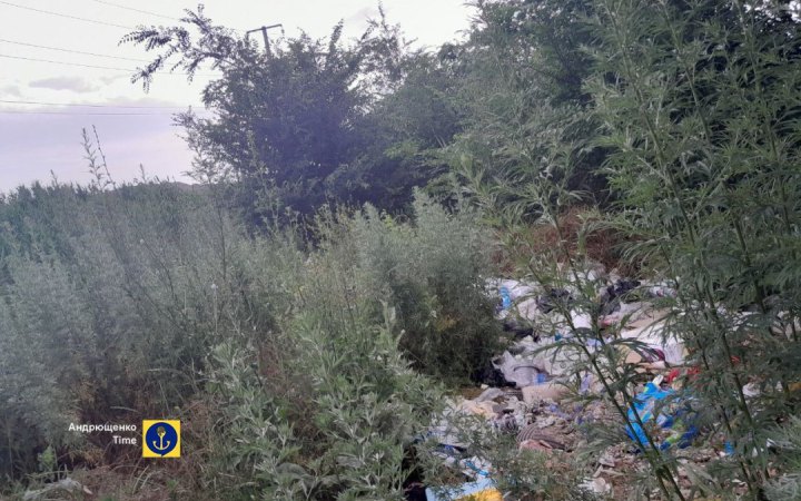 У Маріуполі росіяни перетворюють на смітник ріку Кальчик