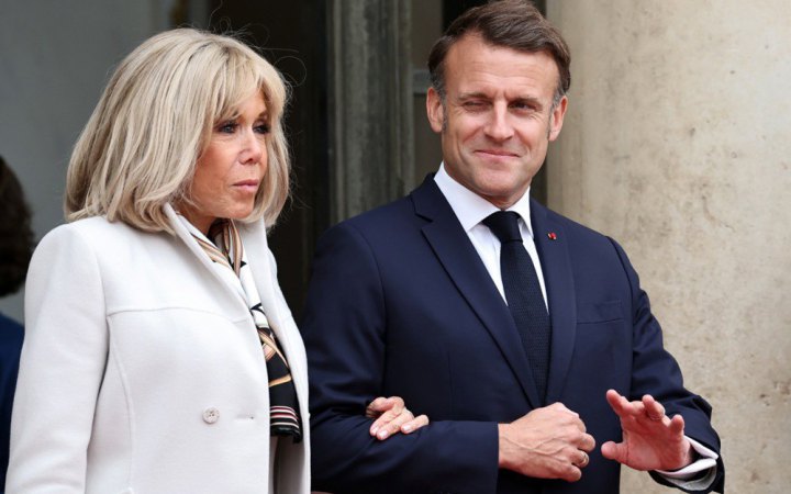 Подружжя Макронів судитиметься з блогеркою, яка поширює теорію змови, ніби Бріжит народилась чоловіком