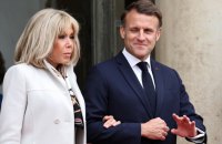 Подружжя Макронів судитиметься з блогеркою, яка поширює теорію змови, ніби Бріжит народилась чоловіком