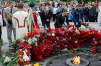 Оппозиция возложила цветы к Вечному огню