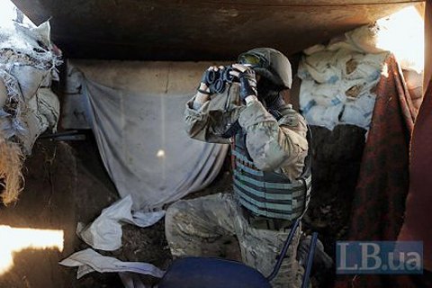 Девять военнослужащих ранены в зоне АТО за сутки (обновлено)