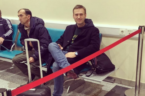 Навальному заборонили, а потім дозволили виїзд з Росії