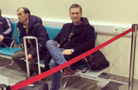 Навальному запретили, а потом разрешили выезд из России