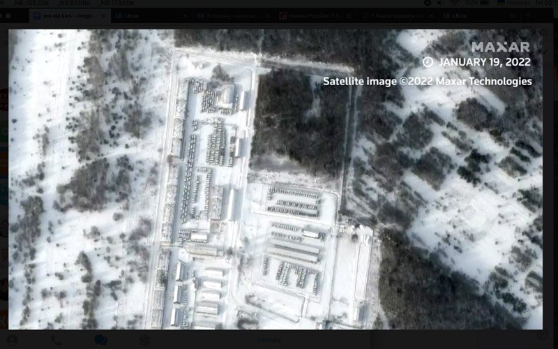 На супутникових знімках Maxar Technologies видно скупчення російських військ біля кордонів України.