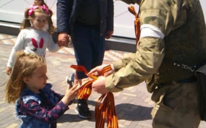 У Мелітополі окупанти змушують дітей одягати георгіївські стрічки