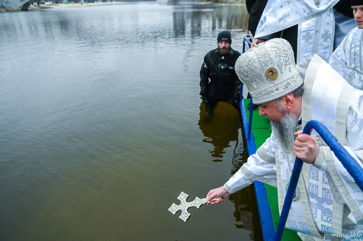 Предстоятель ПЦУ освячує воду Дніпра