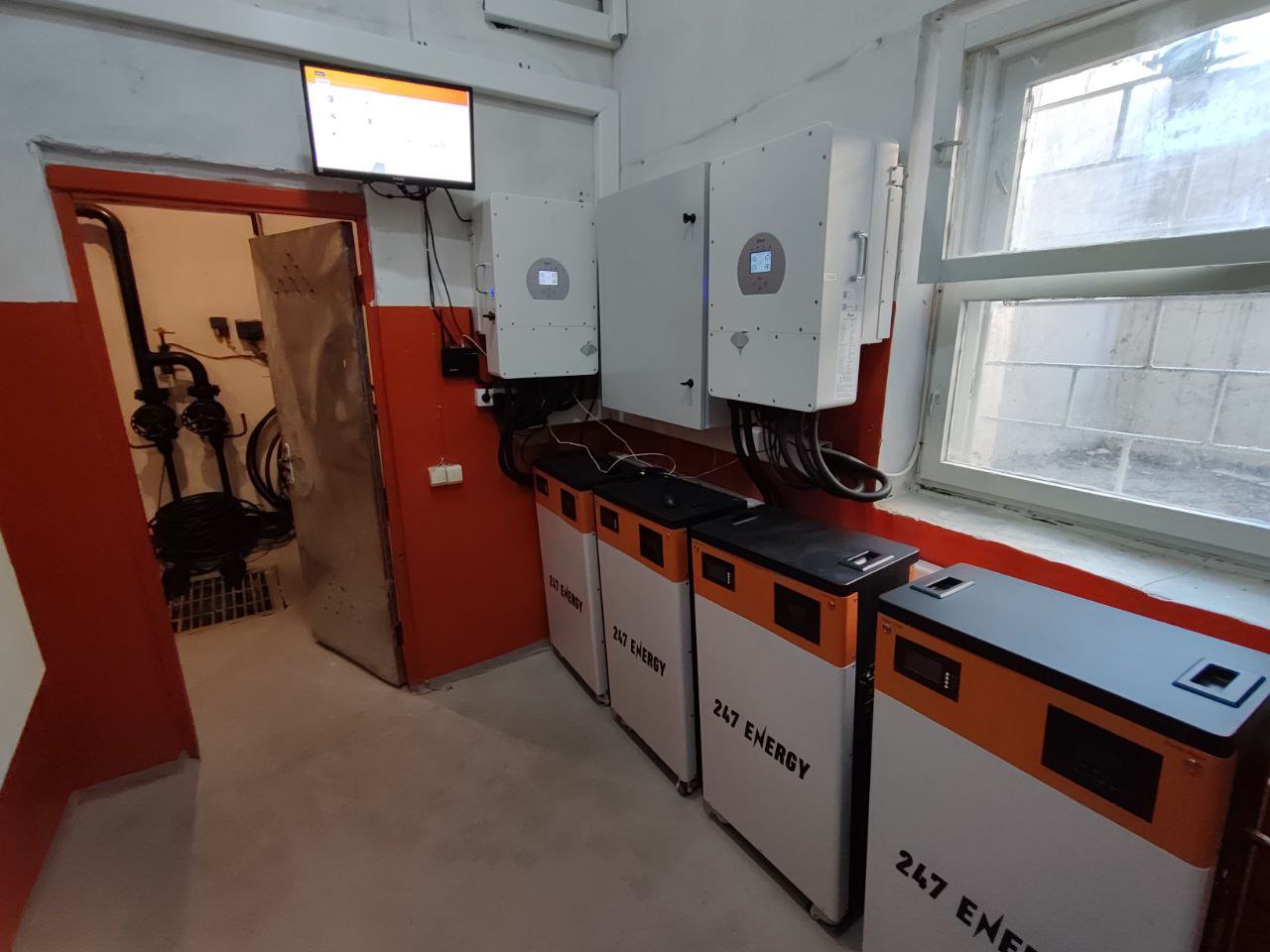 Багатоквартирний житловий будинок Києва, ОСББ на вулиці митрополита Шептицького встановило обладнання для сонячної генерації і виробляє електроенергію, постачати надлишок зможе в загальну енергомережу країни. 