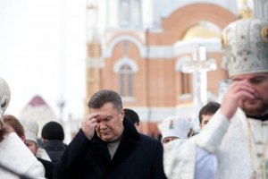 Янукович освятил с митрополитом воду
